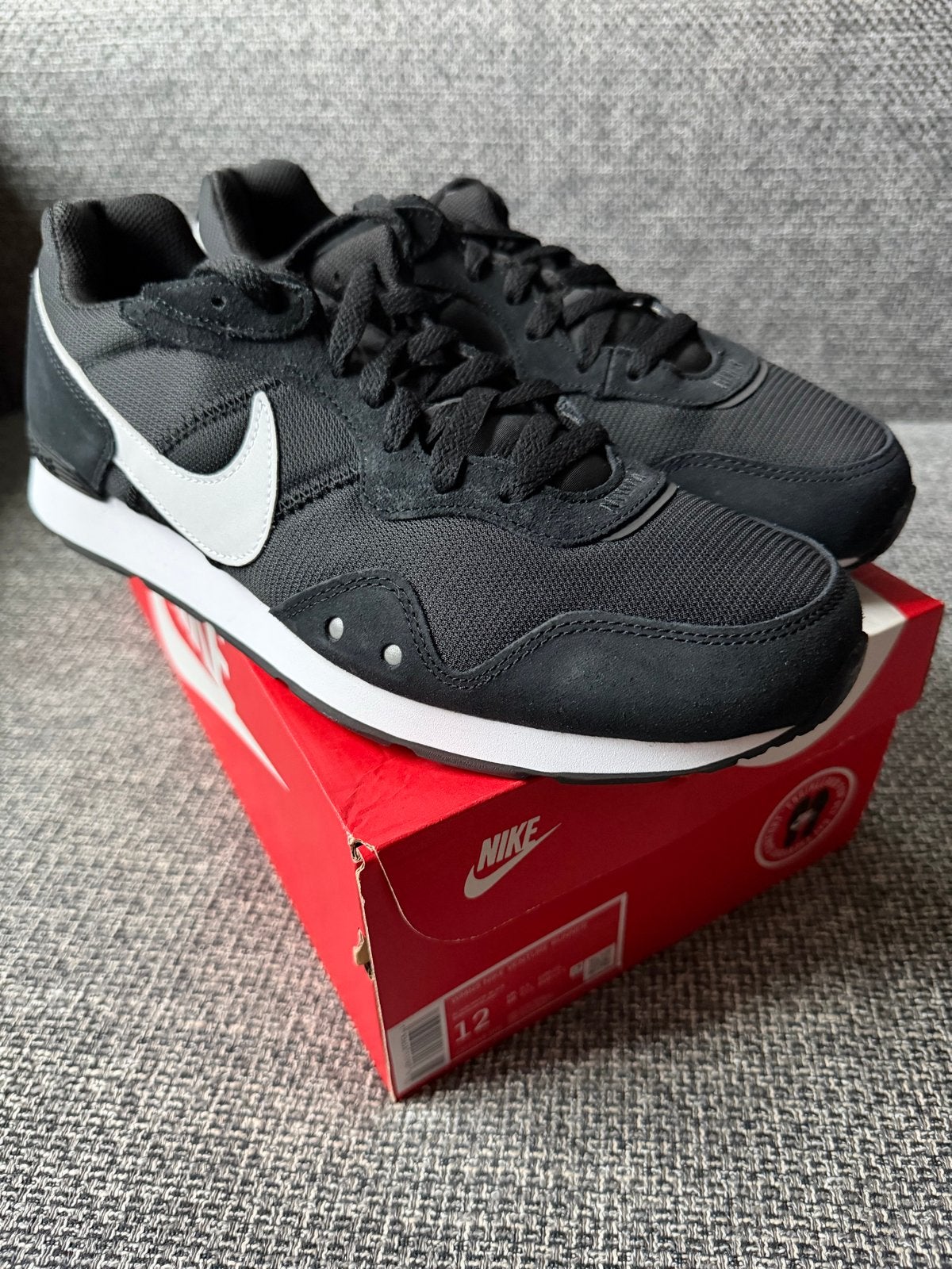 Nike Venture Runner - Maat 44.5 - Nieuw in doos, Zwart, Nieuw, Ophalen of Verzenden, Sneakers of Gympen