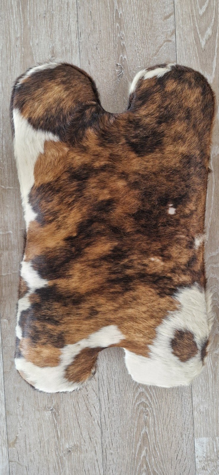 Uniek Koeienhuid Kussen - Decoratief en Comfortabel, Ophalen of Verzenden, Nieuw, Bruin, Overige vormen
