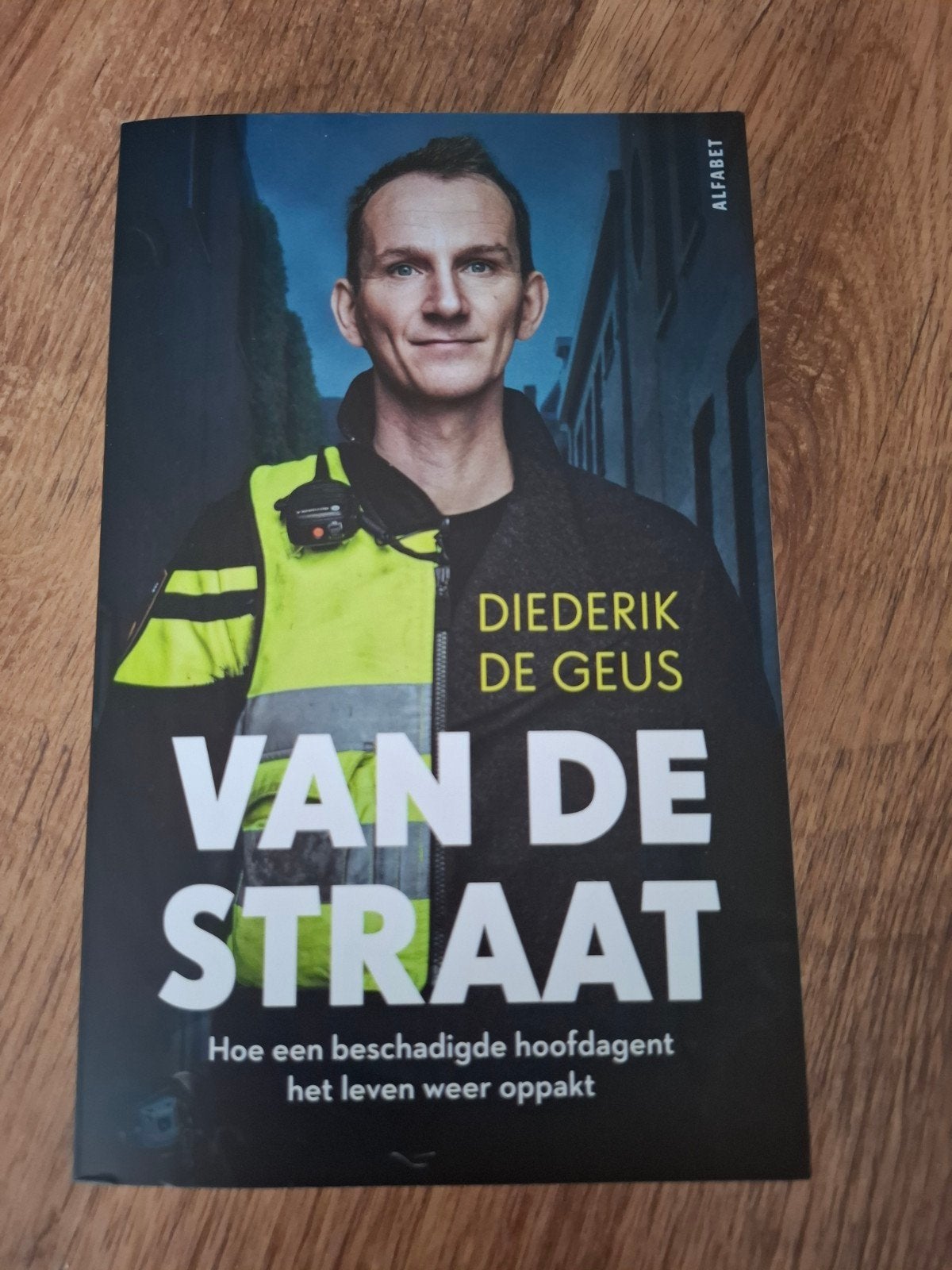 Diederik de Geus - VAN DE STRAAT - 2025 - Politie, Ophalen of Verzenden, Zo goed als nieuw, Overige
