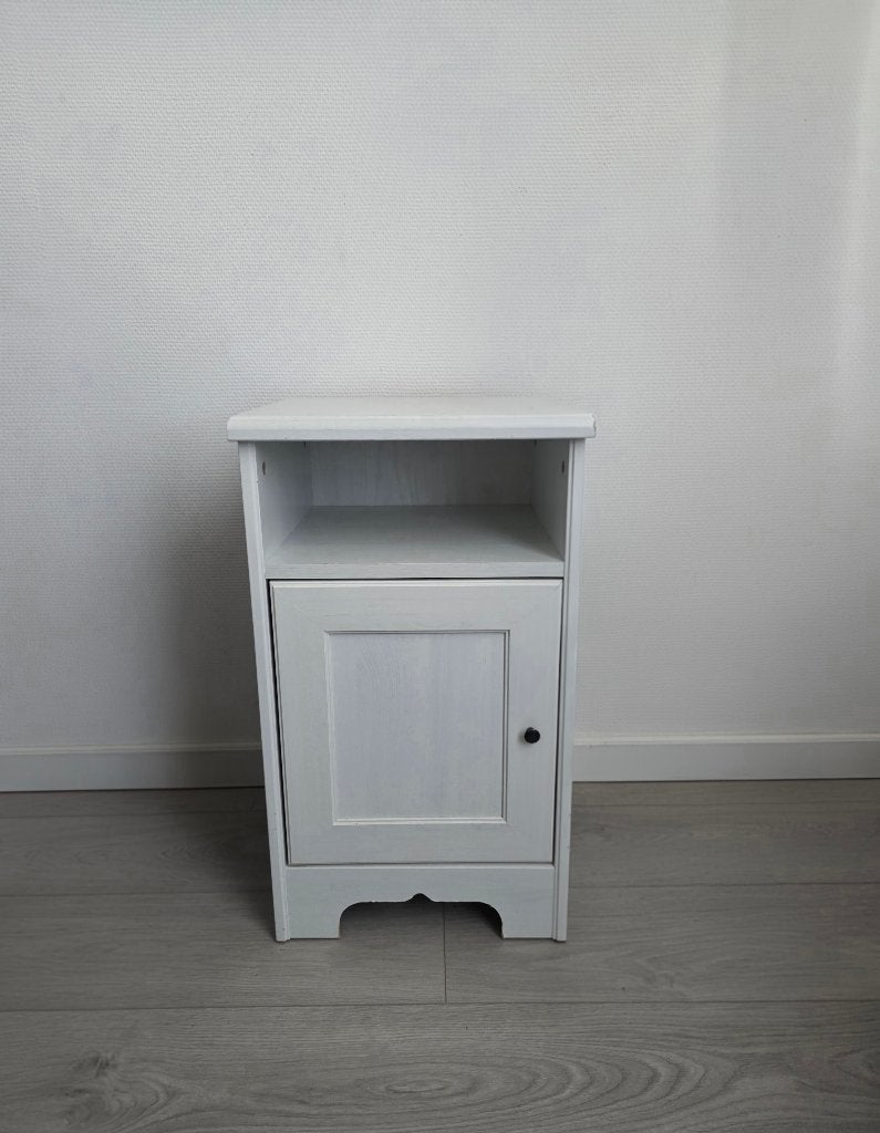 Wit landelijk nachtkastje met deurtje en opbergvak, Huis en Inrichting, Gebruikt, Minder dan 45 cm, Ophalen of Verzenden, 70 cm of meer