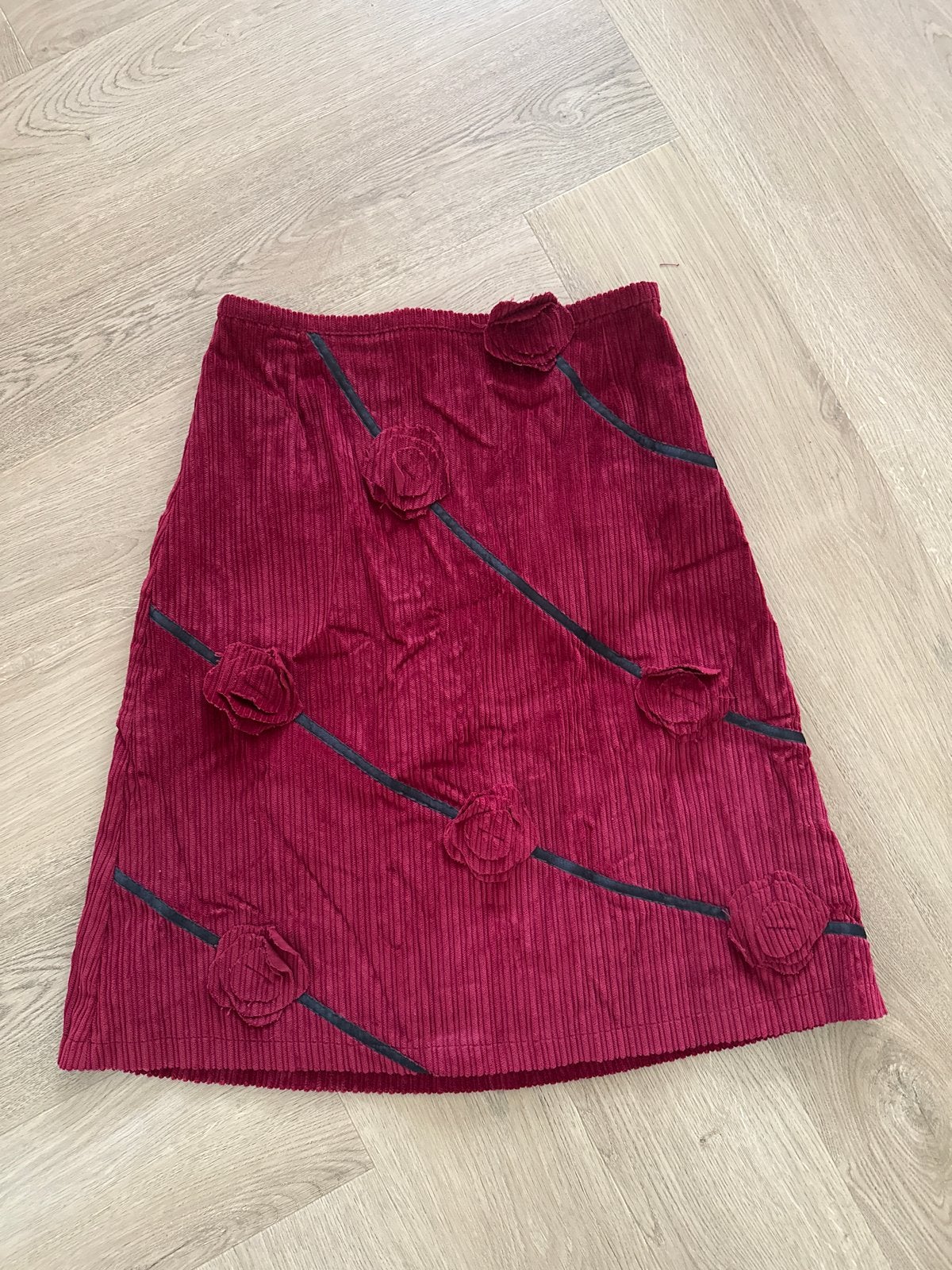 ART Ateliers Rare Toggery ribfluwelen rok met bloemen, Zo goed als nieuw, Boven de knie, Rood, Ophalen