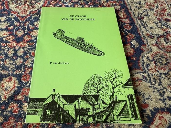 De Crash van de Padvinder. P. van der Leer. Softcover 76 blz, Tweede Wereldoorlog, Ophalen of Verzenden, Zo goed als nieuw, P. van der Leer