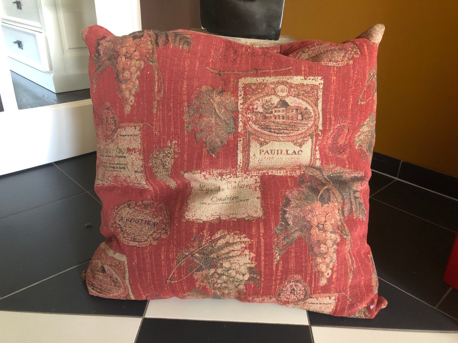 Sierkussen met wijnprint - Rood, Gebruikt, Met print, Vierkant, Ophalen of Verzenden