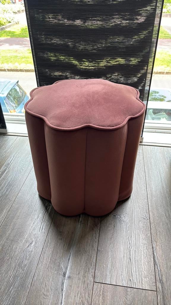 Te koop aangeboden oud roze poef, Ophalen of Verzenden, Zo goed als nieuw, Rond, Minder dan 50 cm