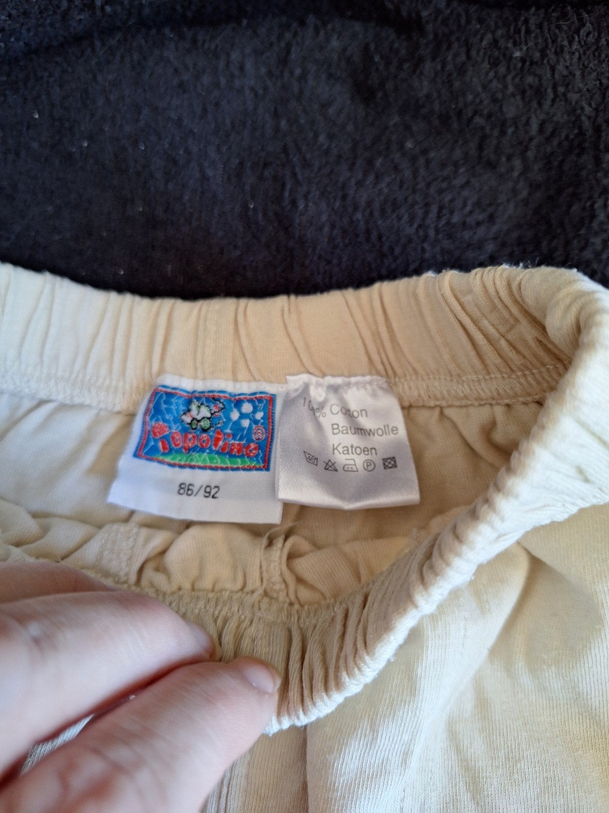 Beige korte broek met rode bies maat 86-92, Kinderen en Baby's, Babykleding | Maat 86, Broekje, Onbekend, Ophalen of Verzenden