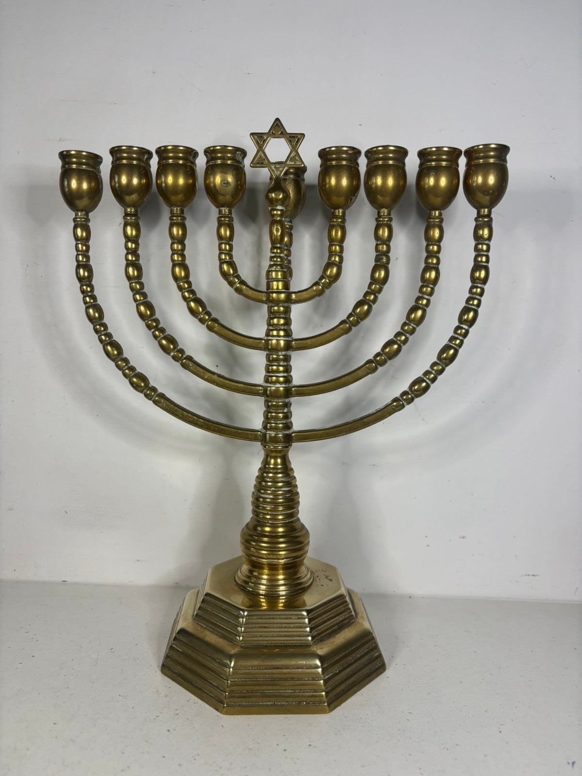 Joodse kandelaar, Verzenden, Koper of Brons