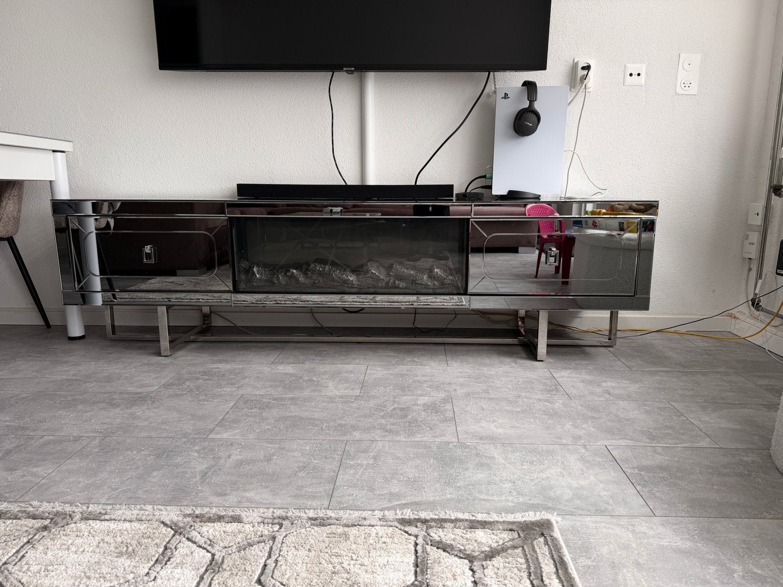 Modern TV-meubel met elektrische haard en LED-verlichting, Overige materialen, Gebruikt, Ophalen of Verzenden, 200 cm of meer