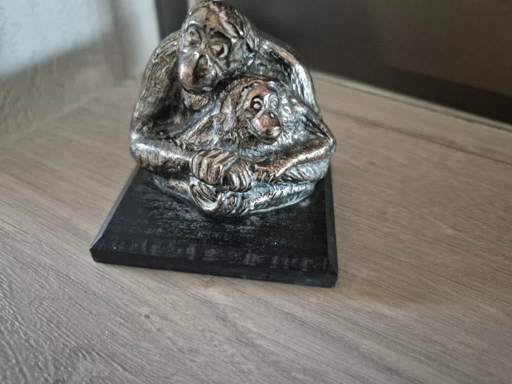 Verzilverd beeldje orang Oetan met jong, Verzamelen, Beelden en Beeldjes, Ophalen of Verzenden, Zo goed als nieuw, Dier