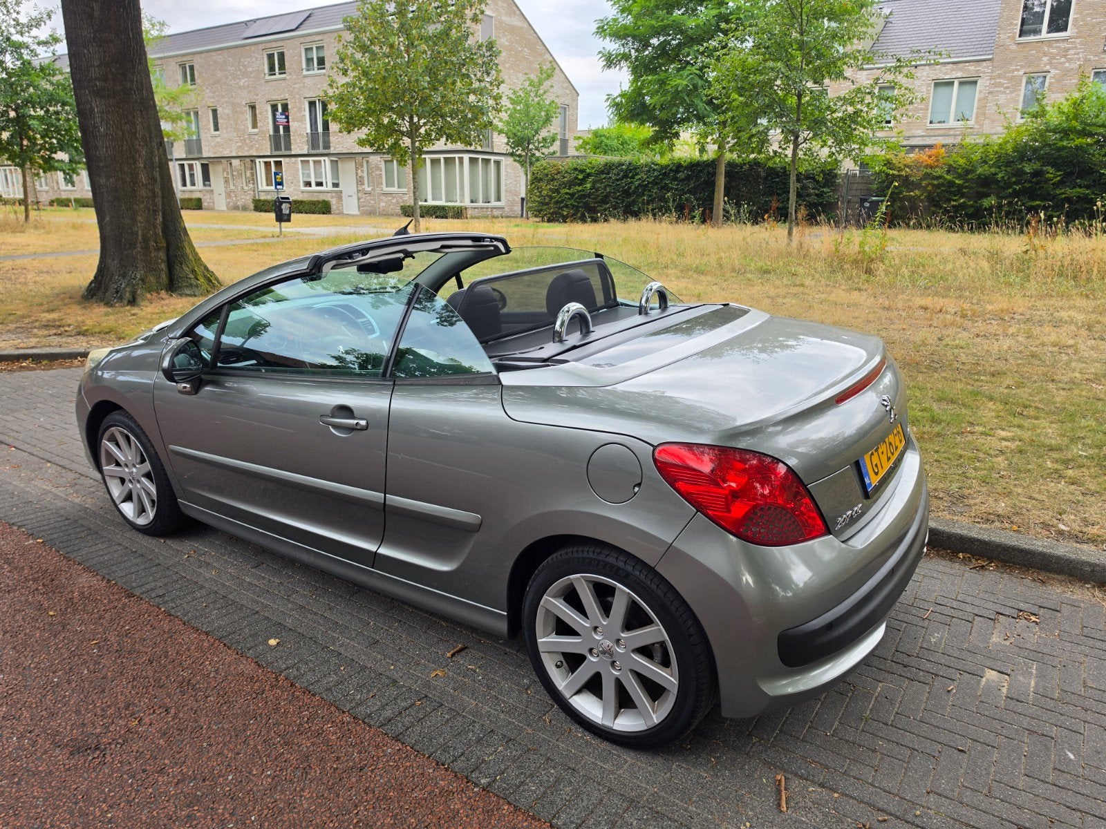 Peugeot 207cc  Roland Garros uitvoering, Voorwielaandrijving, 4 cilinders, Cabriolet, 4 stoelen