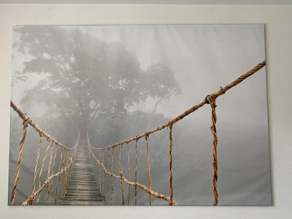 IKEA Canvas Schilderij: Mysterieuze Touwbrug in Mist, Huis en Inrichting, Ophalen, 125 cm of meer, Zo goed als nieuw, Schilderij