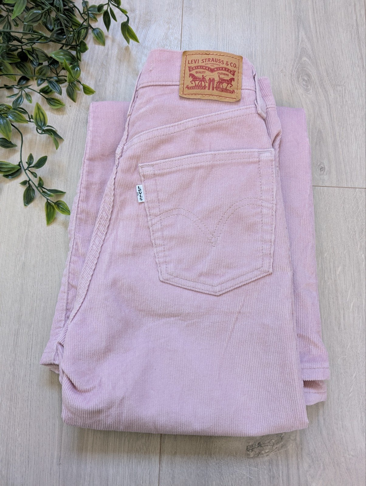 Levi’s Ribcage Bell Corduroy Broek - Dames - W24 L32, Kleding | Dames, Ophalen of Verzenden, Zo goed als nieuw, Roze, Maat 34 (XS) of kleiner