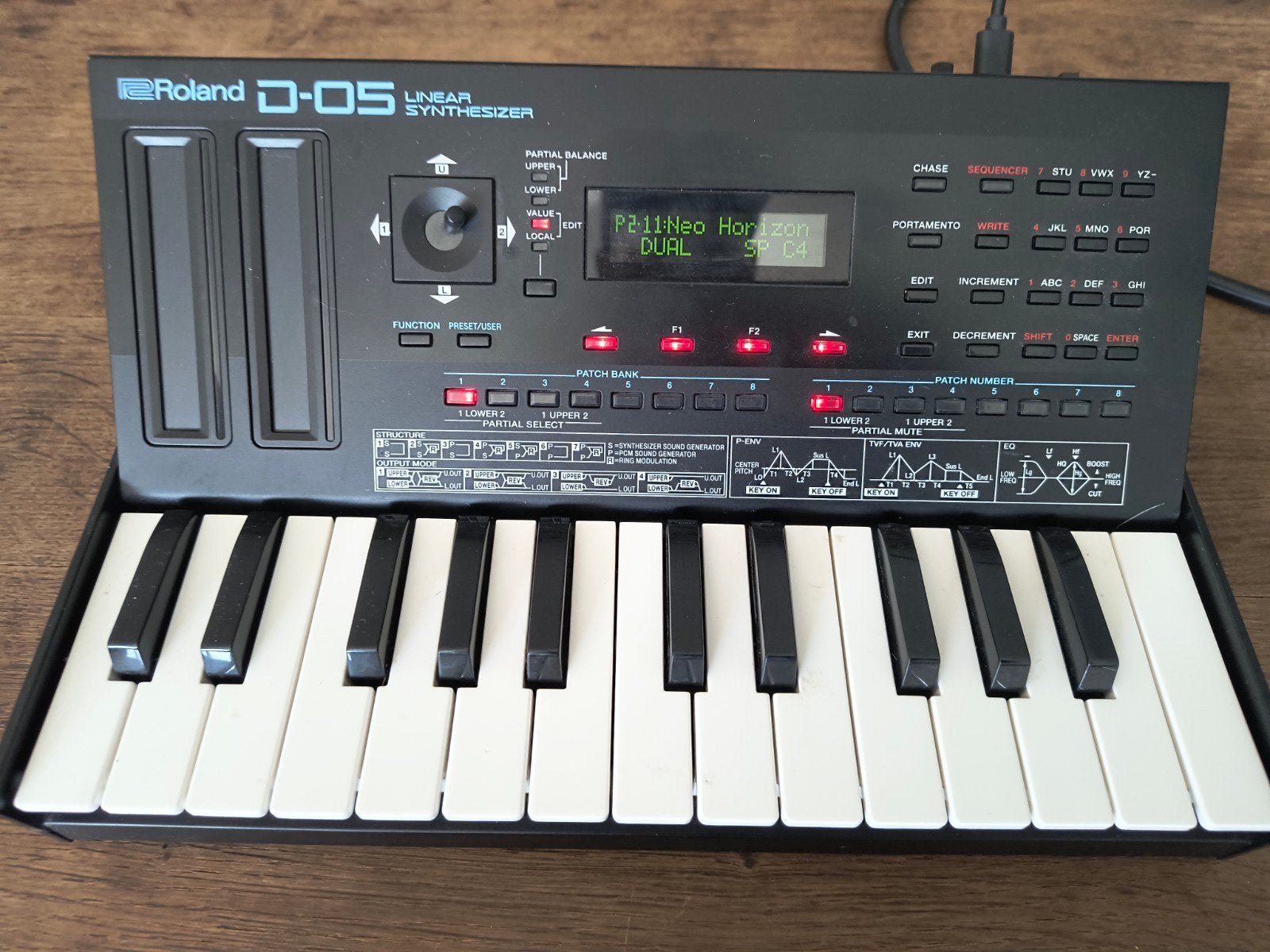 Roland D-05 Linear Synthesizer met K-25m keyboard unit, Ophalen of Verzenden, Overige aantallen, Roland, Midi-aansluiting