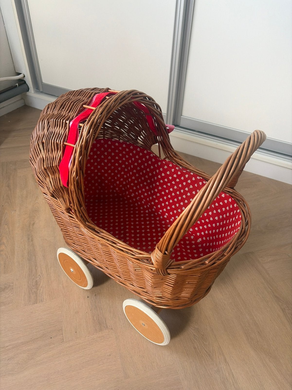 Vintage Rieten Poppenwagen met Rood Gestippelde Voering, Ophalen, Gebruikt, Babypop