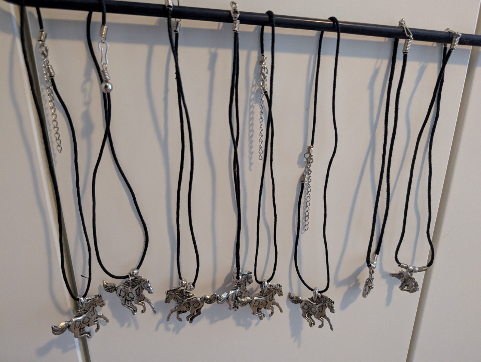 Paardenketting - Zilverkleurige hanger aan zwart koord, Ophalen, Overige materialen, Verstelbaar, Nieuw