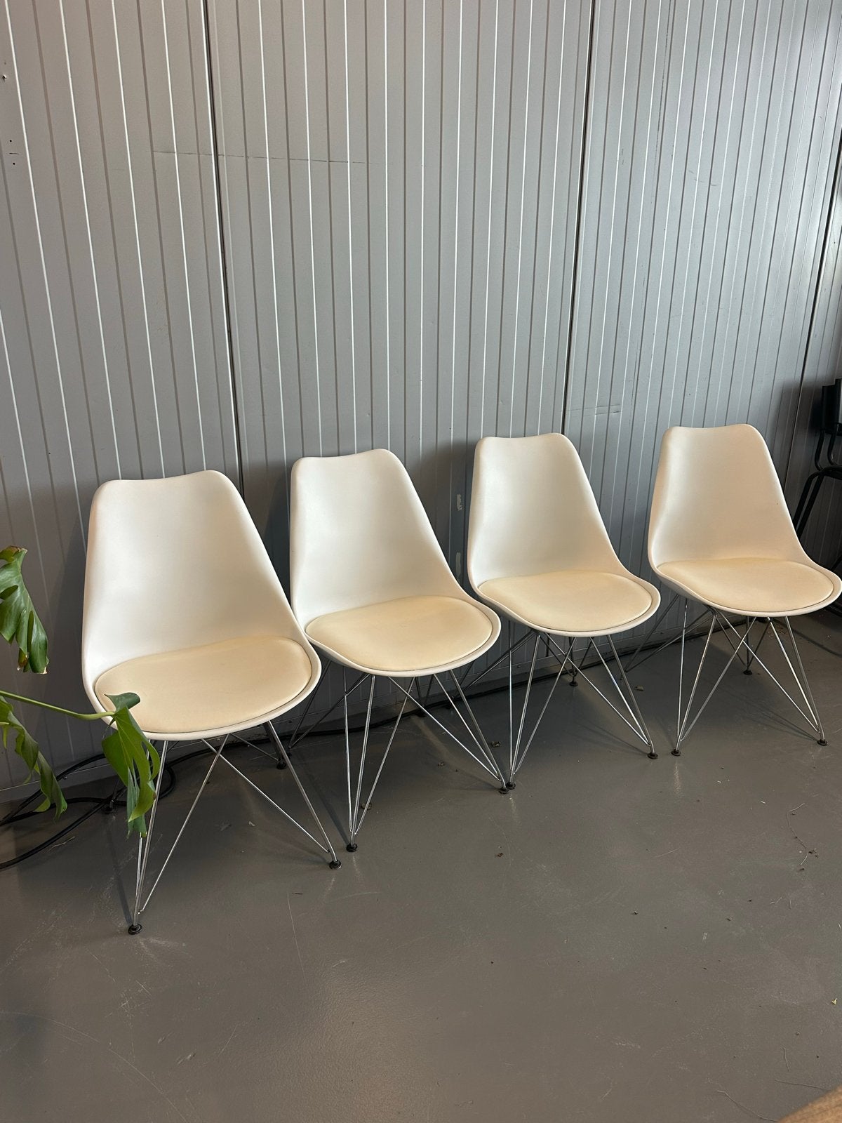 4 witte stoelen – €50 voor de set, Ophalen