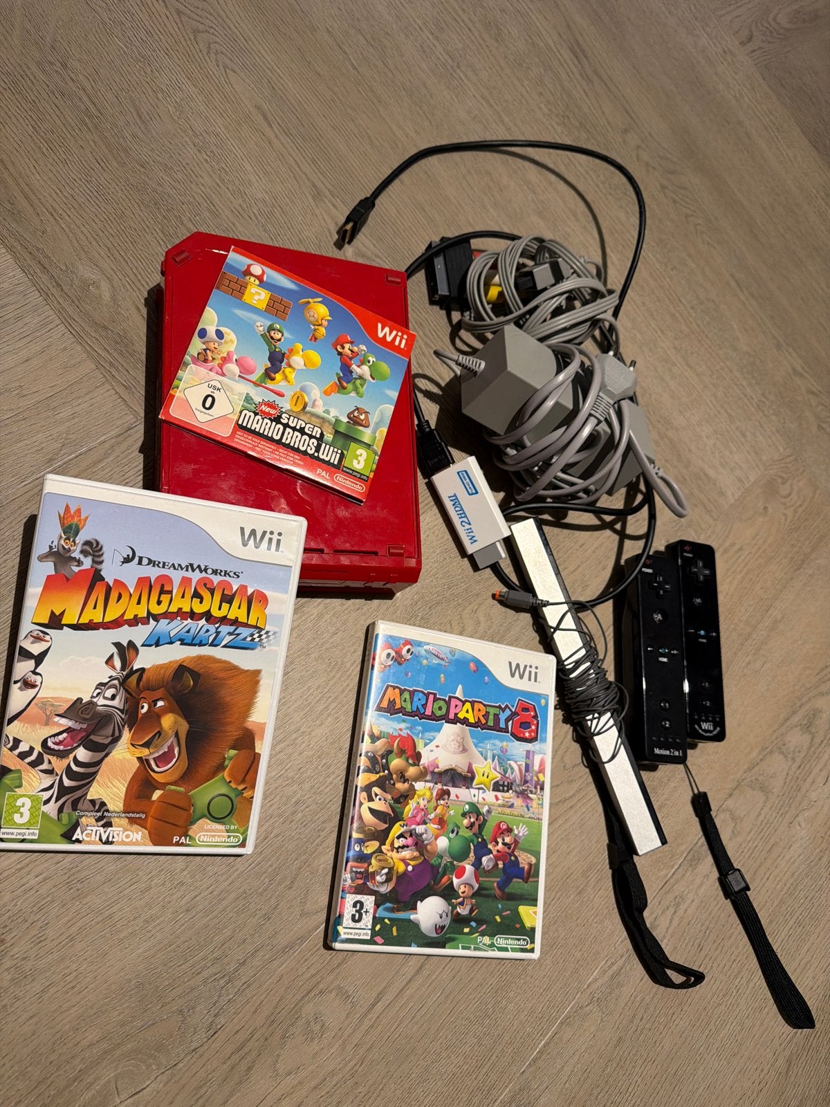 Rode Nintendo Wii met HDMI, 2 controllers en 3 spellen, Ophalen of Verzenden, Gebruikt, Met 2 controllers, Met games