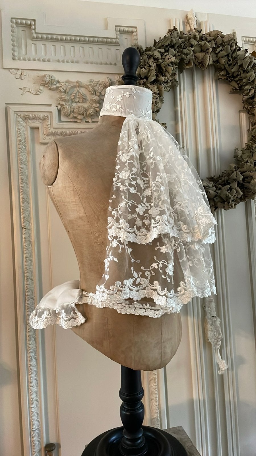 Elegante dubbellaags kanten jabot met bustle, Ophalen of Verzenden, Dames