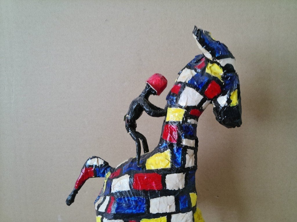 Curiosa volkskunst beeld Mondriaan stijl giraffe ruiter 42cm, Ophalen of Verzenden