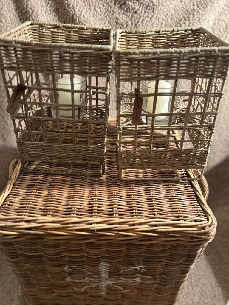 Twee rattan lantaarns van Riviera maison, goede staat., Huis en Inrichting, Woonaccessoires | Kandelaars en Kaarsen, Ophalen of Verzenden