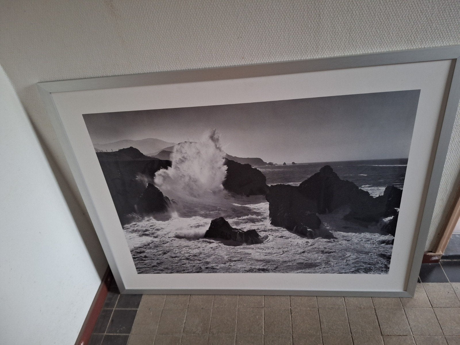 Zwart-wit foto van woeste golven en rotsen, ingelijst, Ophalen, Foto, Fotografie, Ingelijst