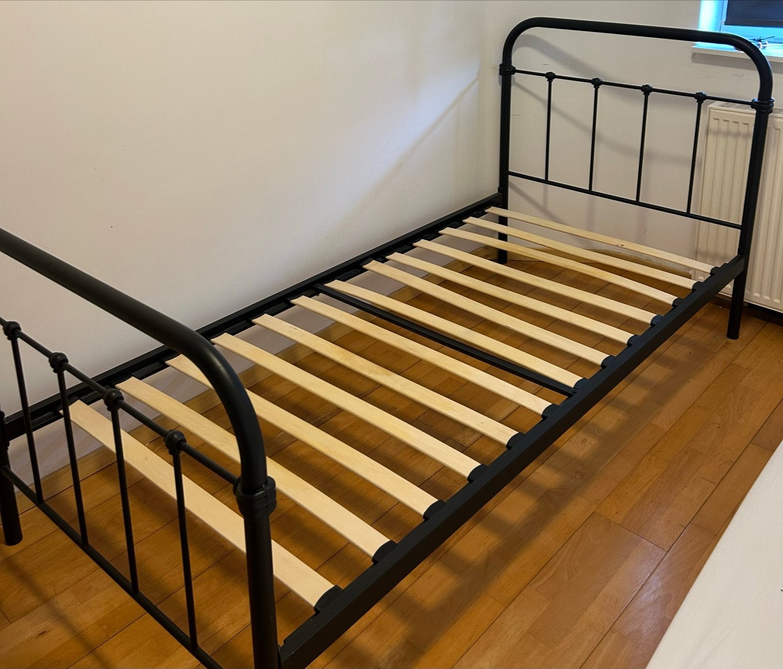 Leen Bakker Eenpersoonsbed - Zwart metalen frame, Huis en Inrichting, Slaapkamer | Bedden, Ophalen, Gebruikt, 90 cm, Eenpersoons