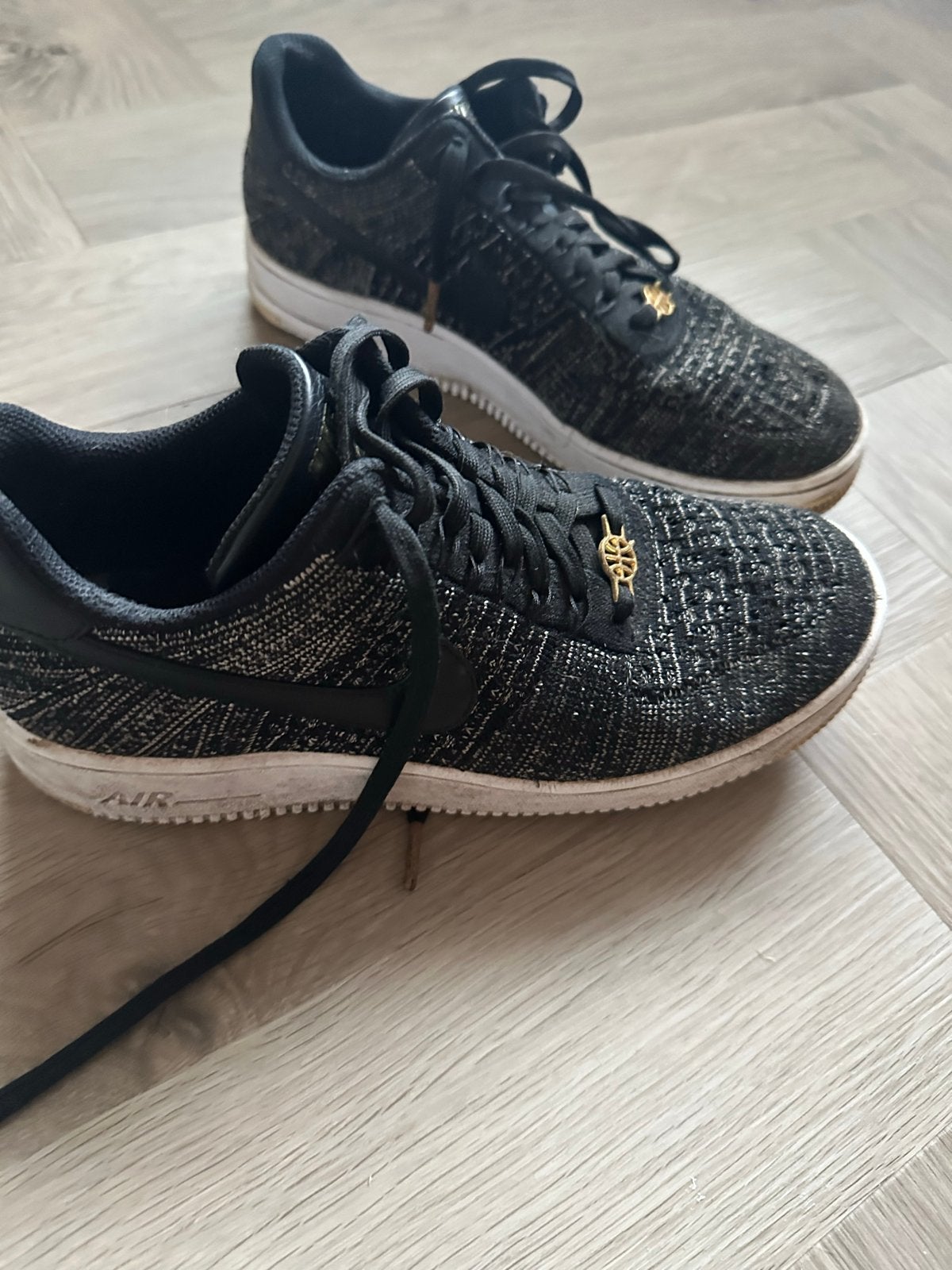 Nike Air Force 1 Flyknit - Zwart/Goud 42.5, Ophalen of Verzenden, Gedragen, Zwart, Sneakers of Gympen