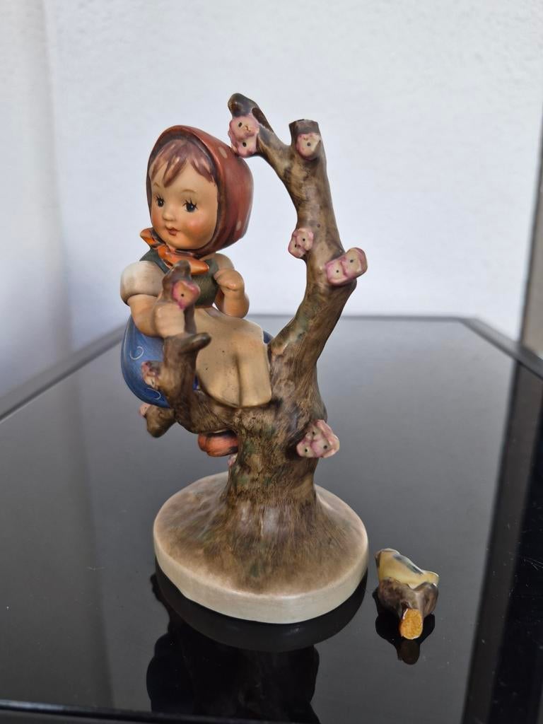 Hummel beeldje meisje in boom met vogel, Antiek en Kunst, Kunst | Beelden en Houtsnijwerken, Minder dan 20 cm, Ophalen of Verzenden