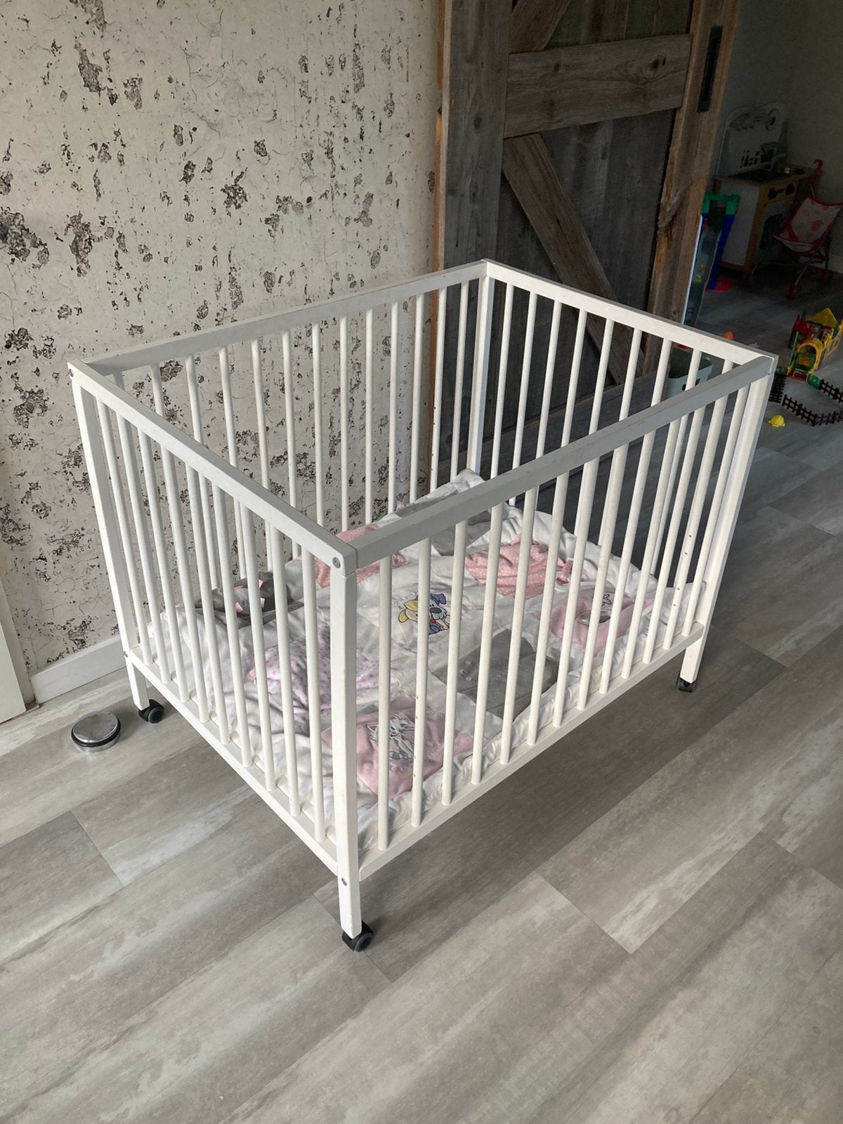 Box wit met boxkleed, Kinderen en Baby's, Boxen, Ophalen, Gebruikt, Vierkant, Wieltjes