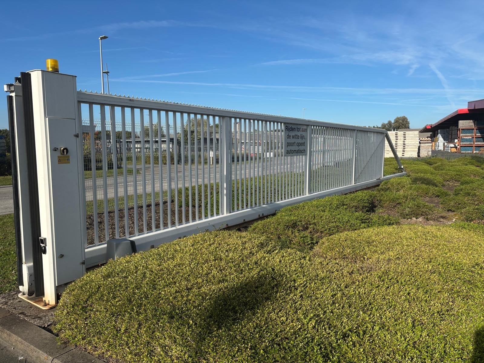 Vrijdragende industriële schuifpoort 12 m x 2 m – RAL 9016, Tuin en Terras, Met poort, Gebruikt, IJzer, Spijlenhekwerk