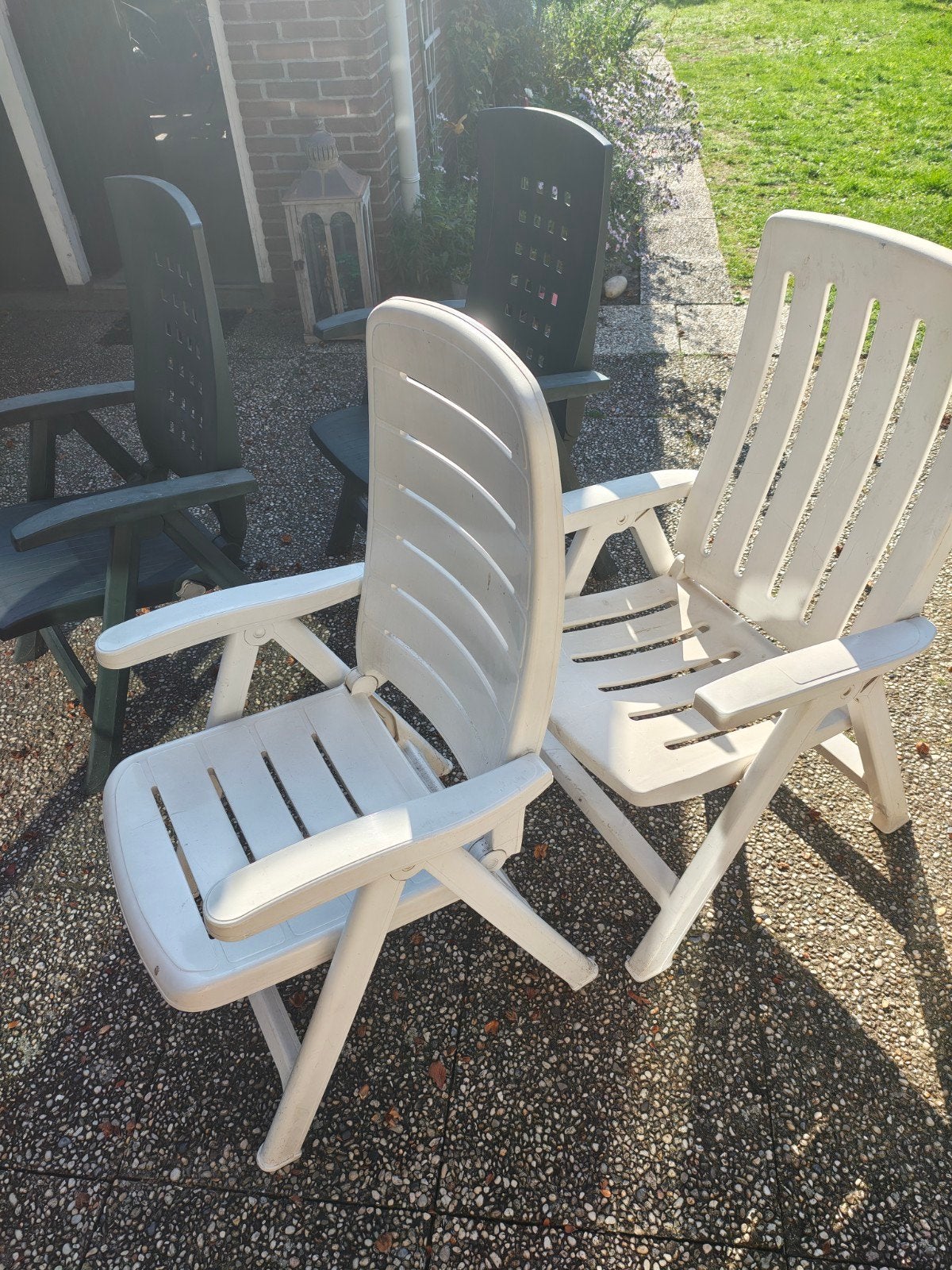 4 gebruikte tuinstoelen: 2 wit, 2 groen - gratis af te halen, Tuin en Terras, Ophalen, Gebruikt, Kunststof