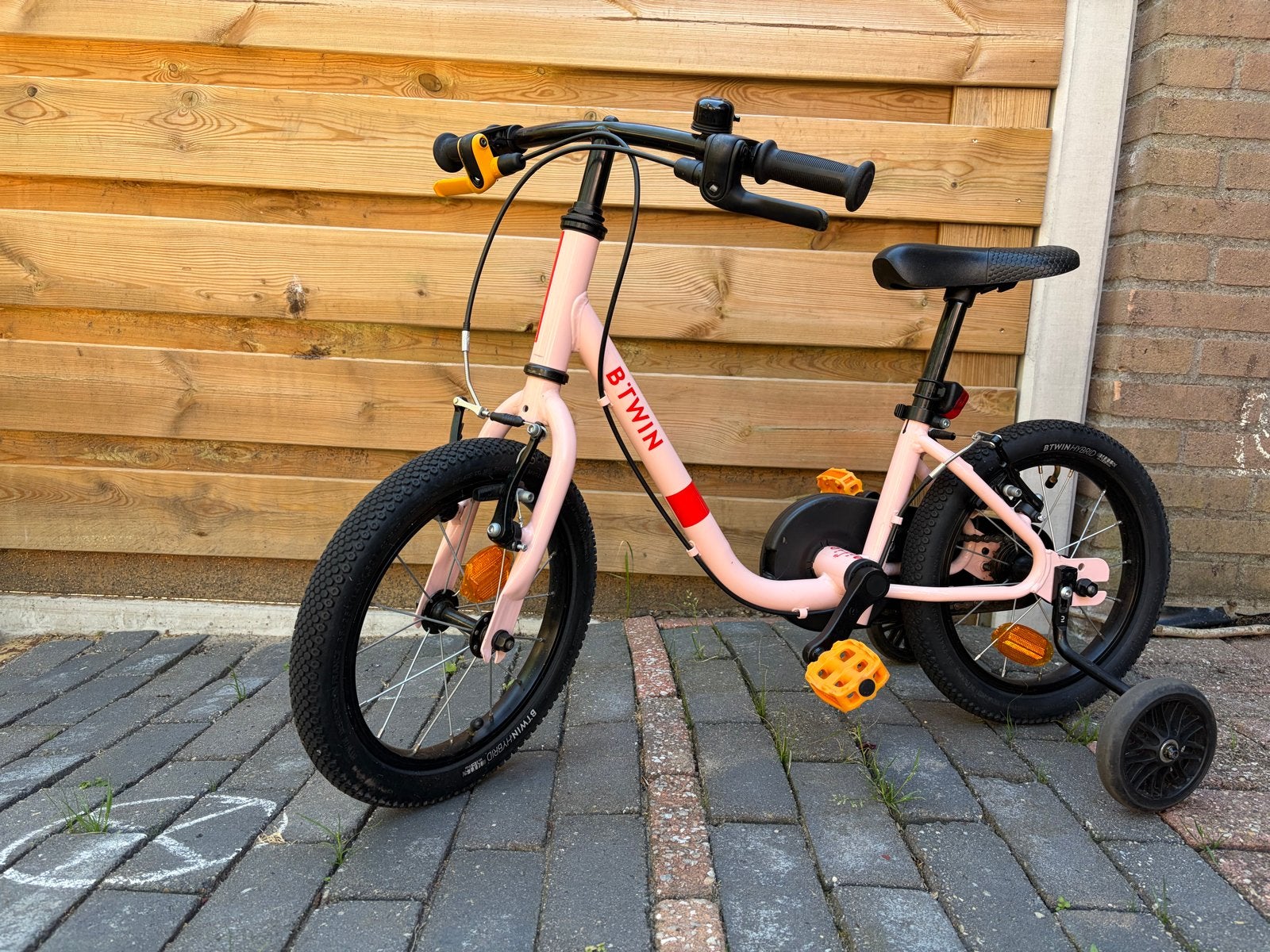 B'Twin kinderfiets 16 inch met zijwieltjes - Roze ZGAN, Ophalen, Zijwieltjes, Velgrem, 16 tot 20 inch
