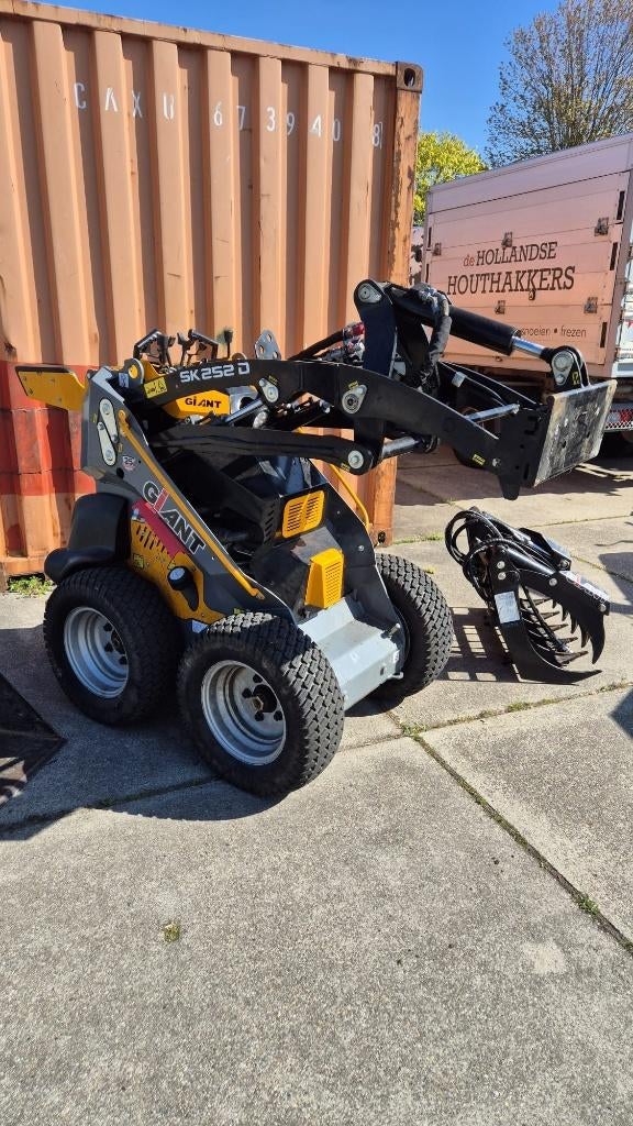 Giant SK252D (2021) Skidster, 76 draaiuren, incl. takkenklem, Ophalen, Wiellader of Shovel
