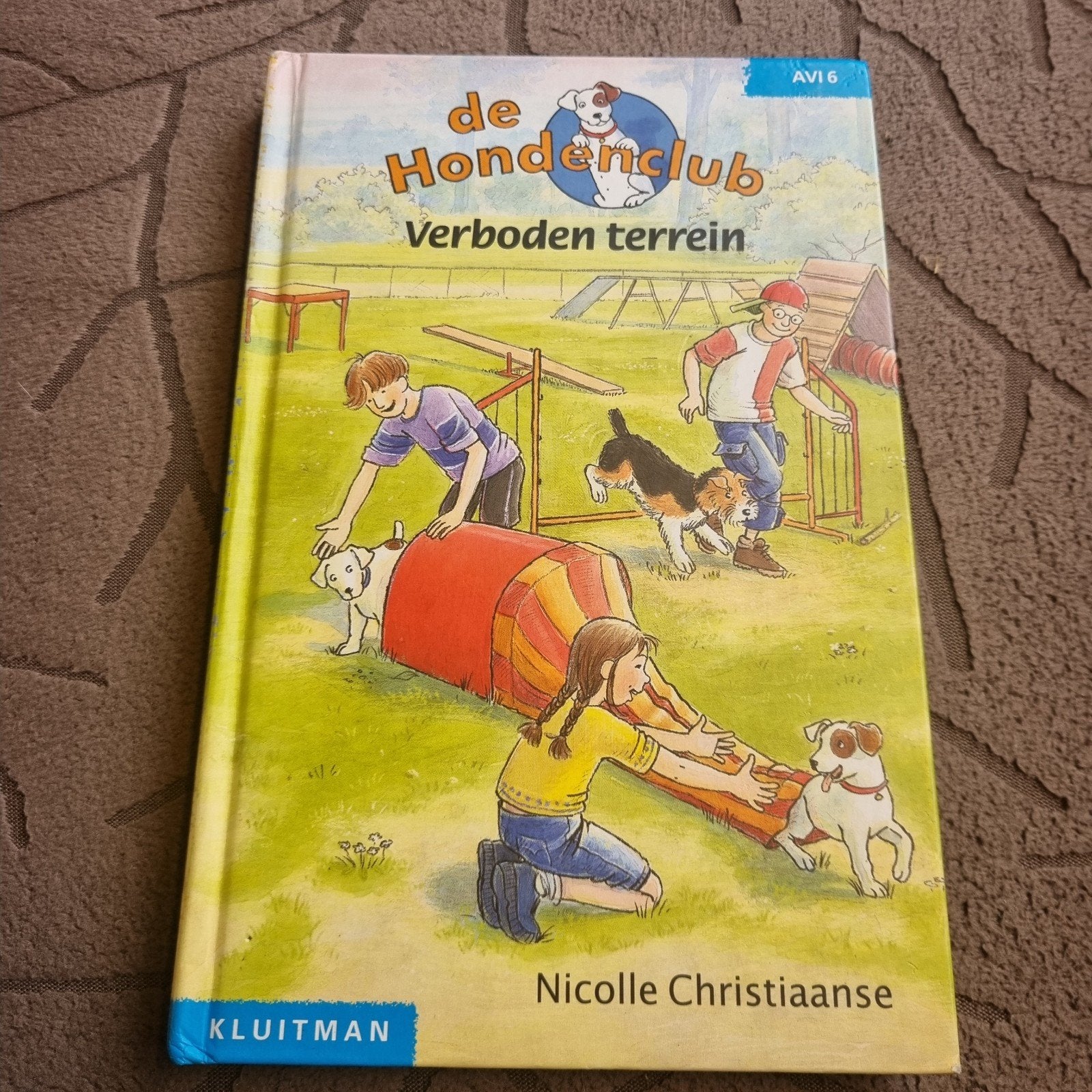 De Hondenclub - Verboden terrein (AVI 6), Boeken, Ophalen of Verzenden, Zo goed als nieuw, Nicolle Christiaanse, Fictie algemeen