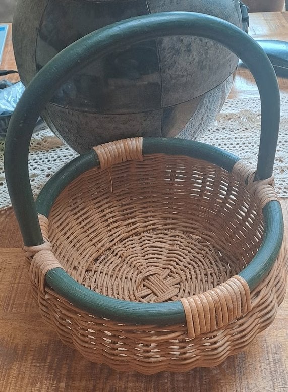 Decoratieve rieten mand met groen handvat, Gebruikt, Mand, Rond, Ophalen of Verzenden