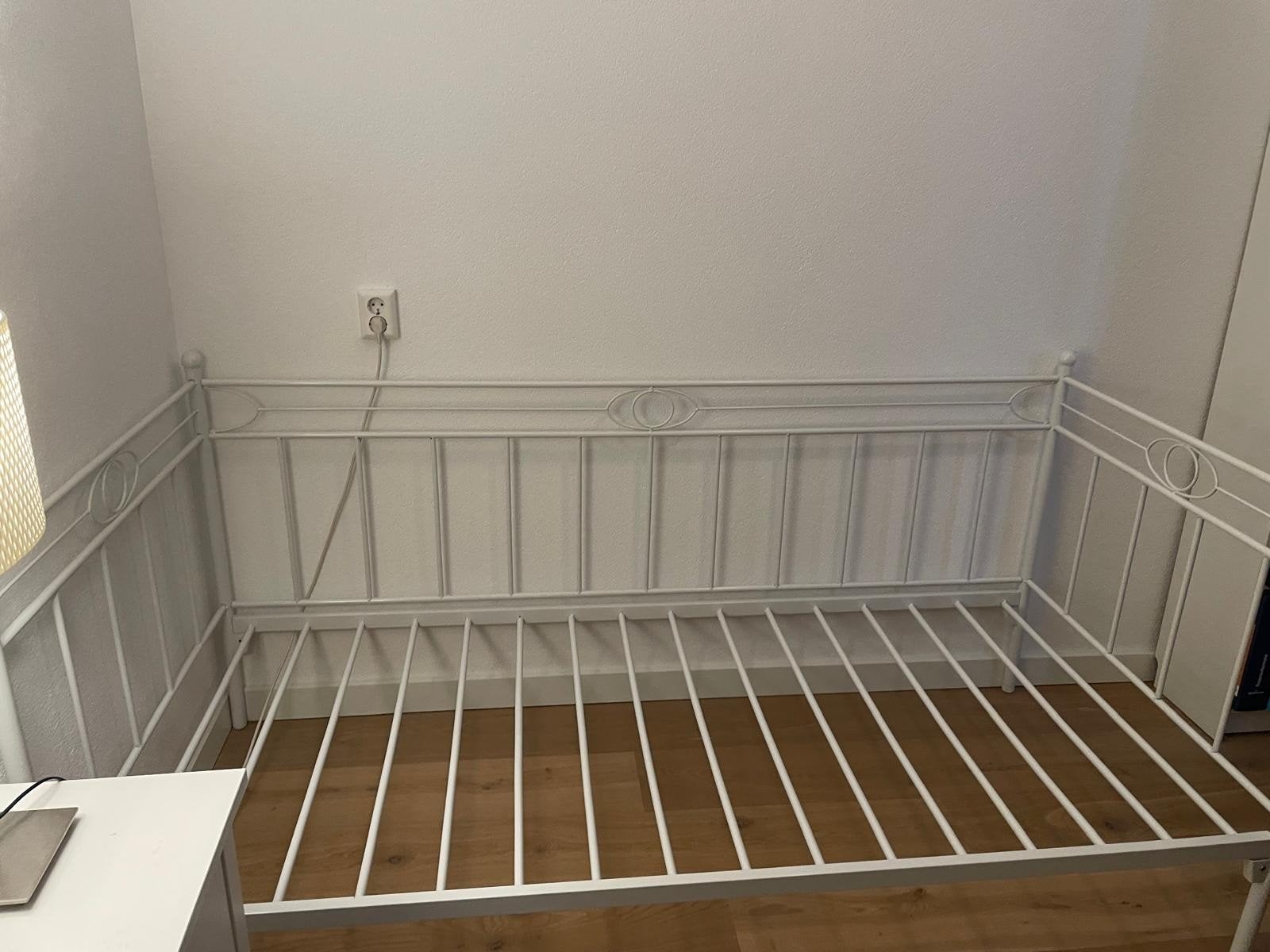 Eenpersoons logeerbed inclusief matras, zo goed als nieuw, 90 cm, Eenpersoons, Wit, Zo goed als nieuw