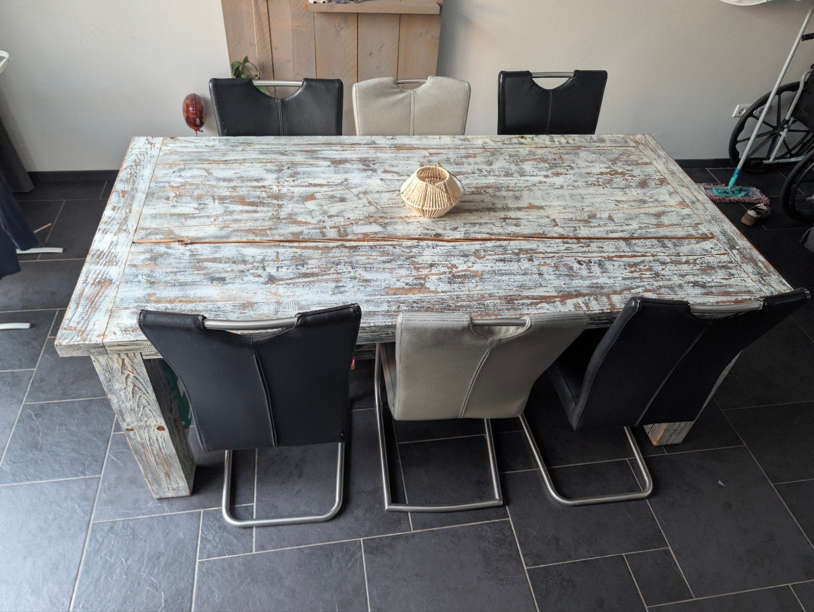 Industriële eettafel van Zwaar hout incl. 8 stoelen, Huis en Inrichting, Ophalen, Zo goed als nieuw, Vijf personen of meer, Industrieel
