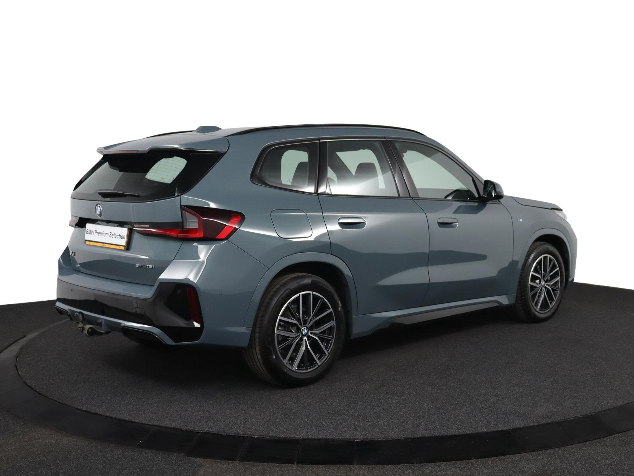 BMW X1 sDrive18i | M-sportpakket | Trekhaak | LED verlichtin, Gebruikt, Met garantie (alle), Bedrijf, 3 cilinders