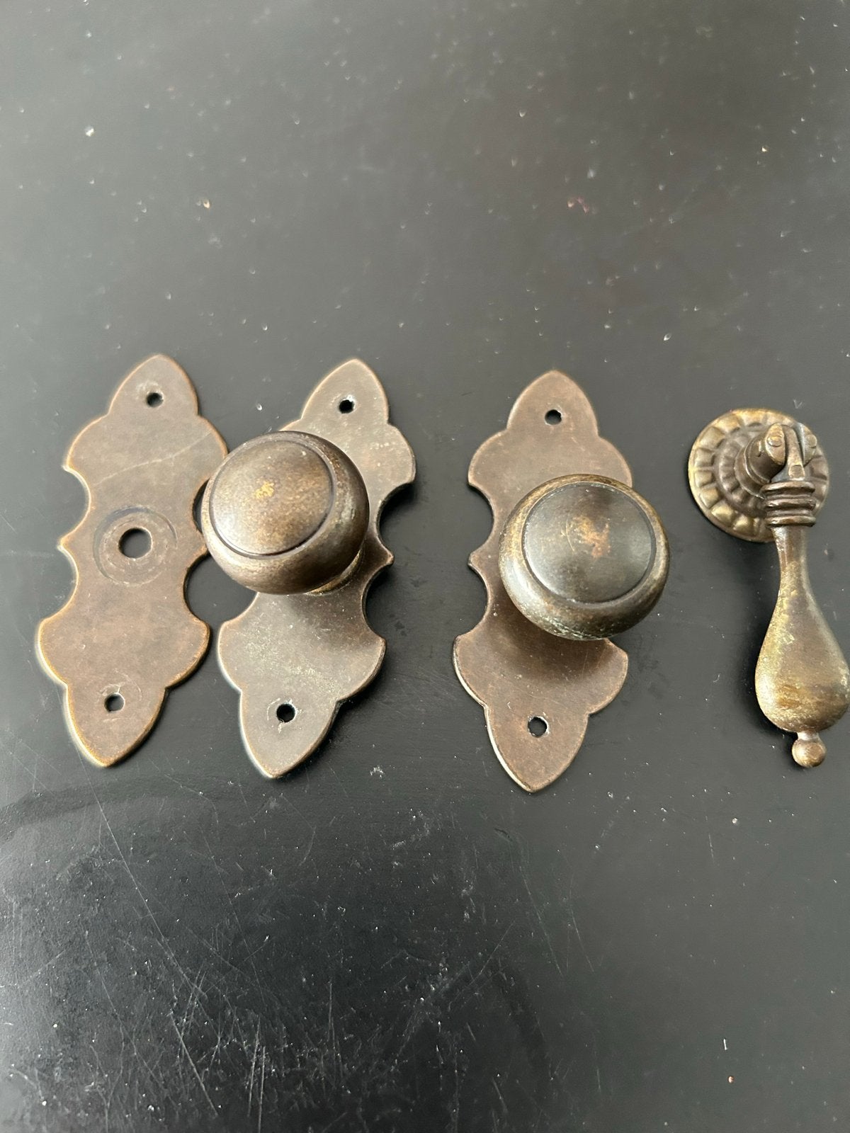 Antieke messing meubelbeslag set - 2 knoppen, 1 druppel, Antiek en Kunst, Ophalen of Verzenden
