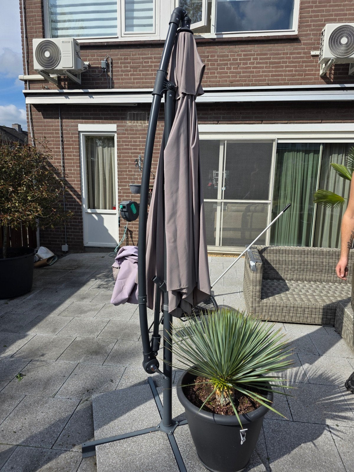 Zweefparasol - Grijs/Taupe - Zo goed als nieuw, Kantelbaar, 2 tot 3 meter, Ophalen of Verzenden, Zweefparasol