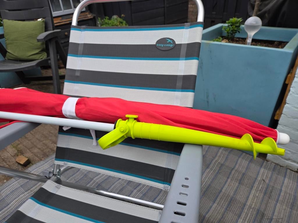 Leuke rode strandparasol met knikfunctie en grondboor, Ophalen