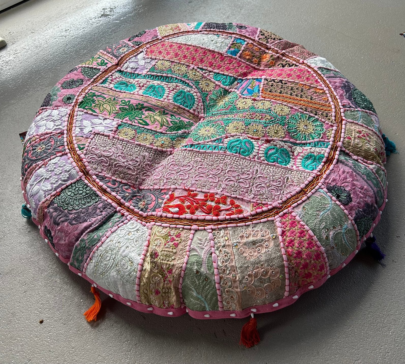 Mooi boho kussens uit India Handgemaakt Boho stijl NIEUW, Huis en Inrichting, Woonaccessoires | Kussens, Ophalen, Nieuw, Roze