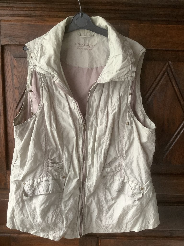 Lichtbeige - grijze gevoerde bodywarmer; XL; GINA LAURA, Kleding | Dames, Ophalen of Verzenden, Zo goed als nieuw, Maat 46/48 (XL) of groter