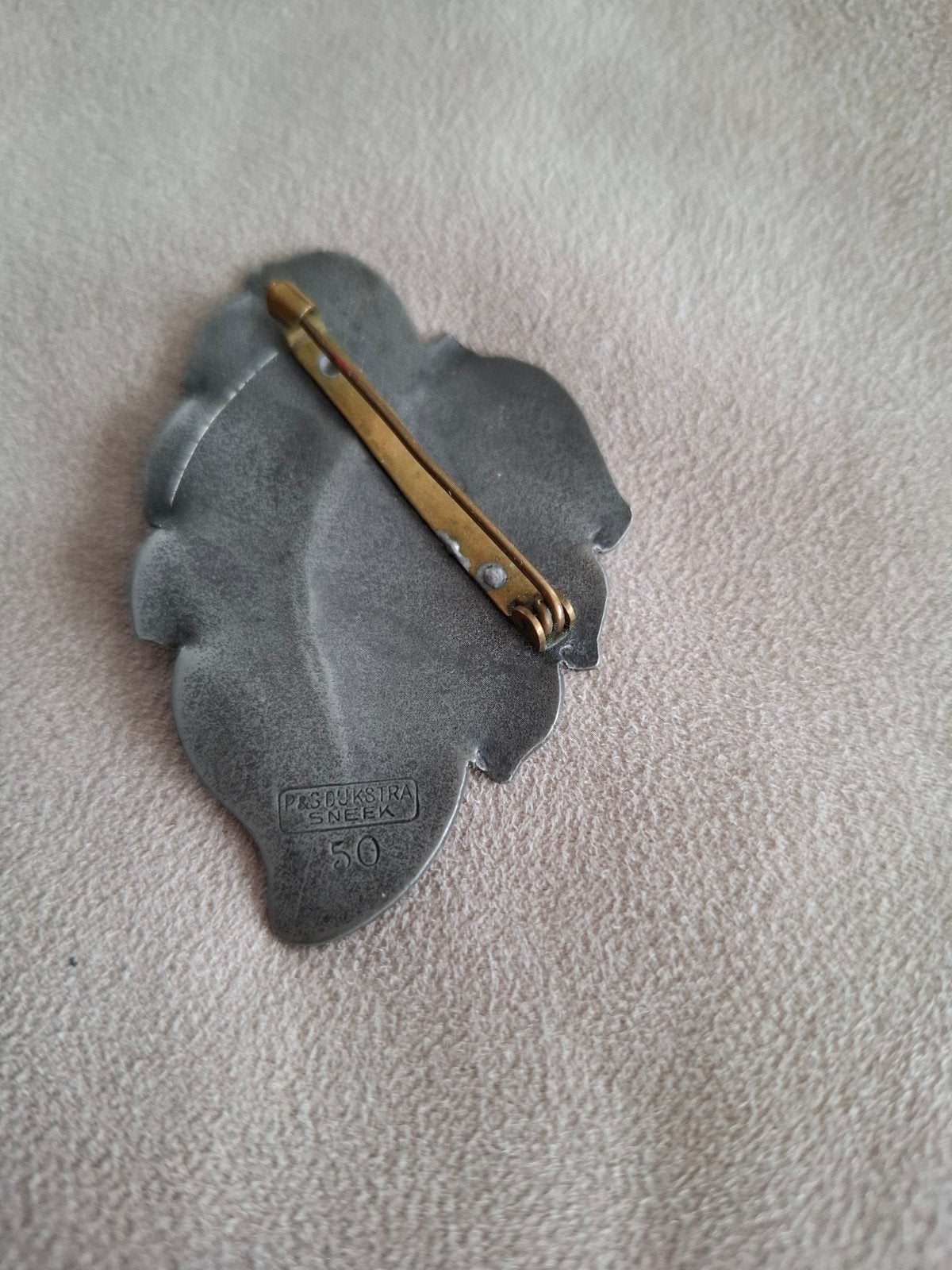 Vintage broche P&S Dijkstra Sneek - bladmotief, Overige materialen, 4 tot 7 cm, Gebruikt, Ophalen of Verzenden