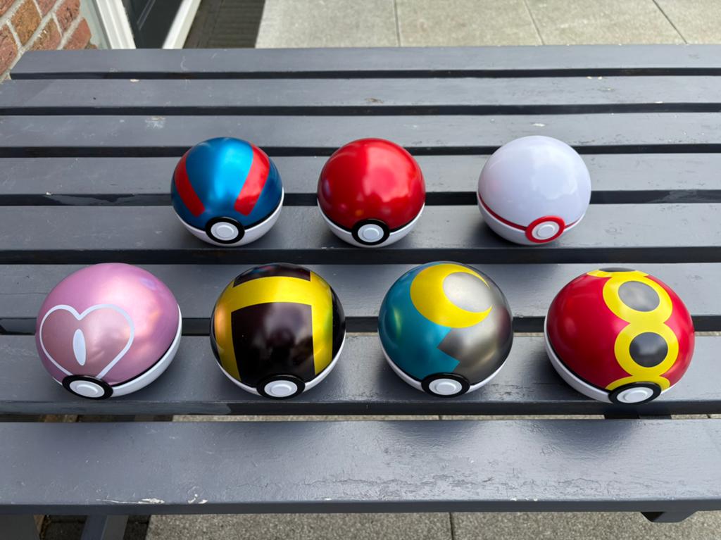 Pokemon ballen 7 verschillende jaren 2021-2025, Ophalen of Verzenden, Zo goed als nieuw