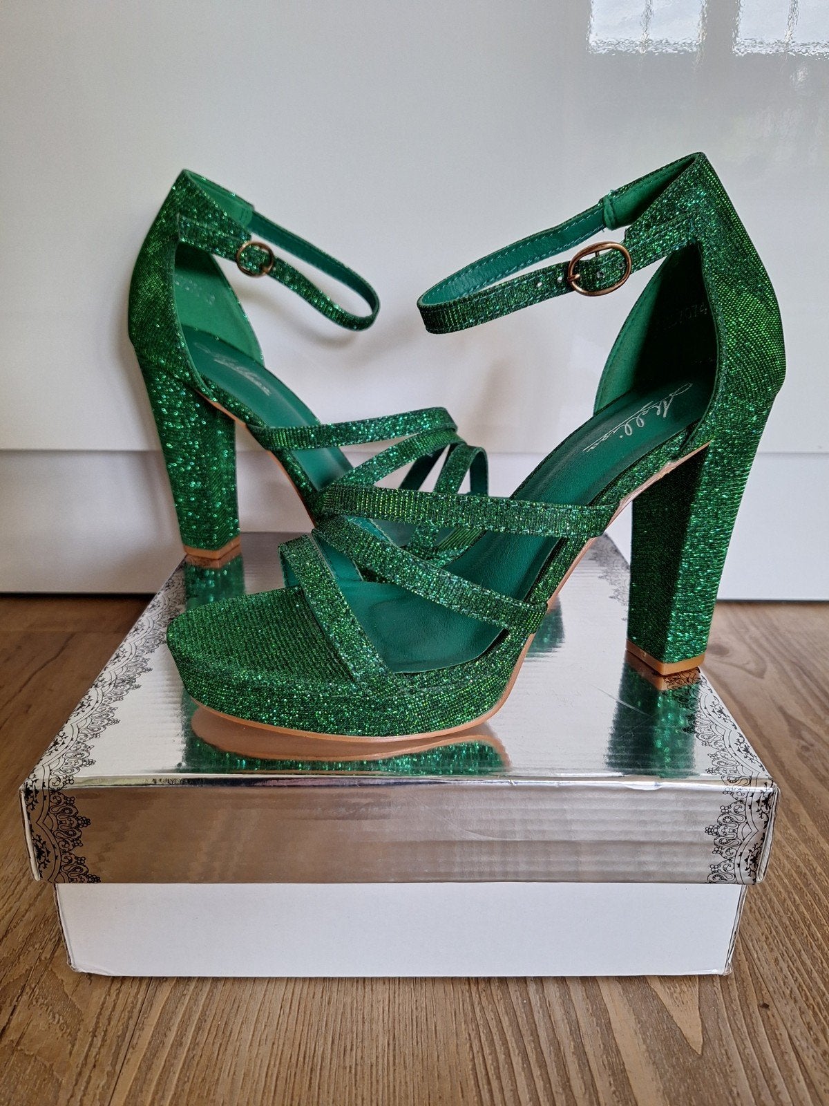 Nieuwe groene glitter sandalen met hoge hak - Maat 40, Kleding | Dames, Schoenen, Nieuw, Ophalen of Verzenden, Mellian, Schoenen met hoge hakken