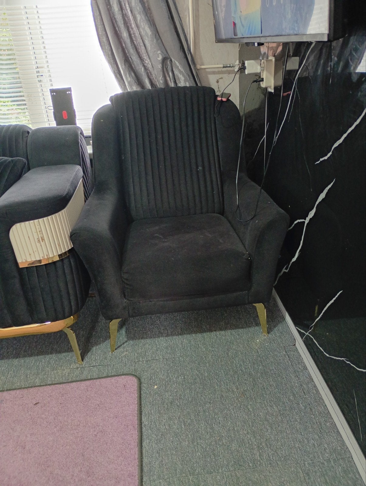 Zwarte fluwelen bankstel met fauteuil, Huis en Inrichting, Ophalen, Gebruikt, Modern met gouden accenten, Driepersoons