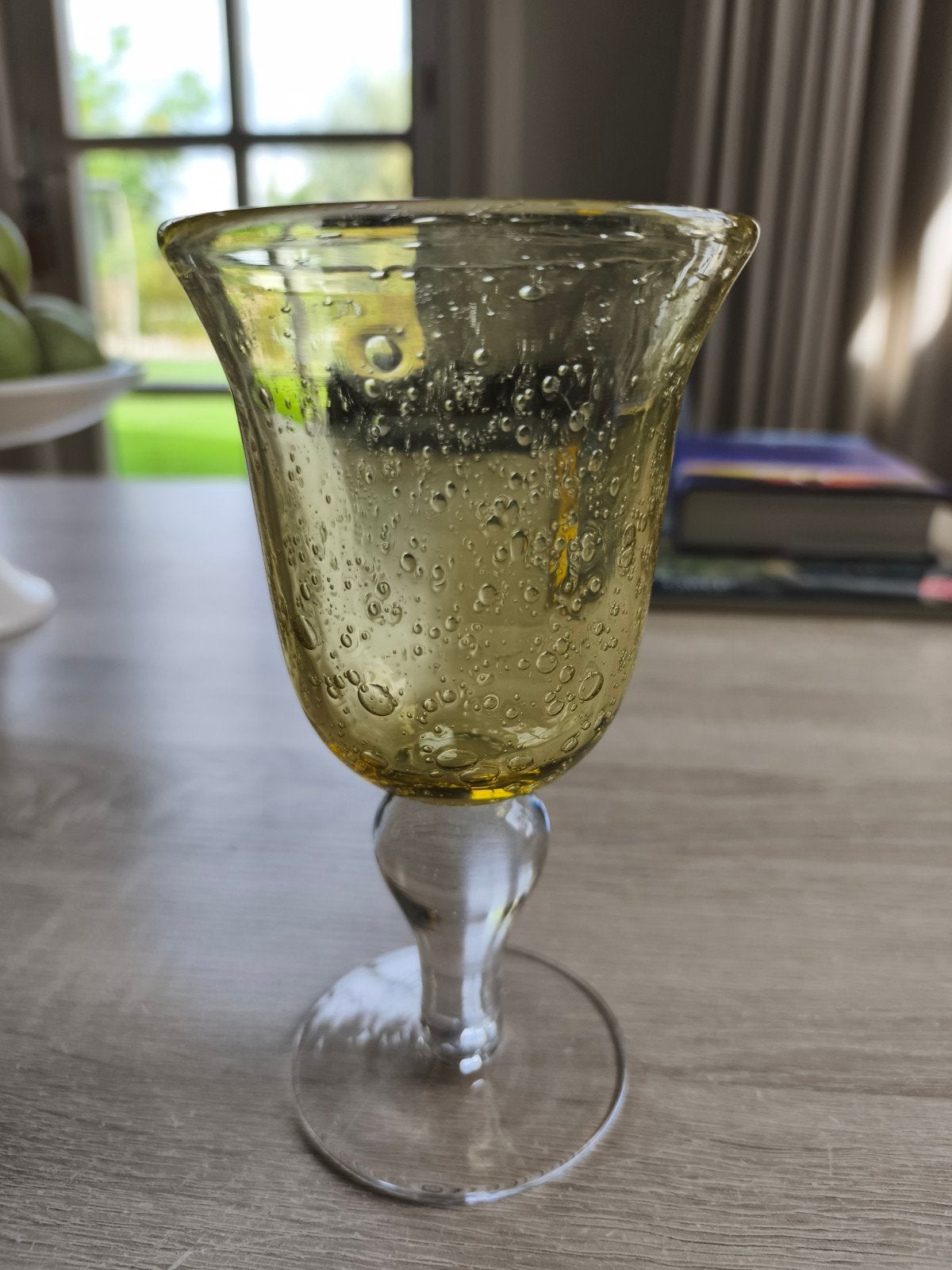 Gele glazen kelk met luchtbellen, Ophalen of Verzenden