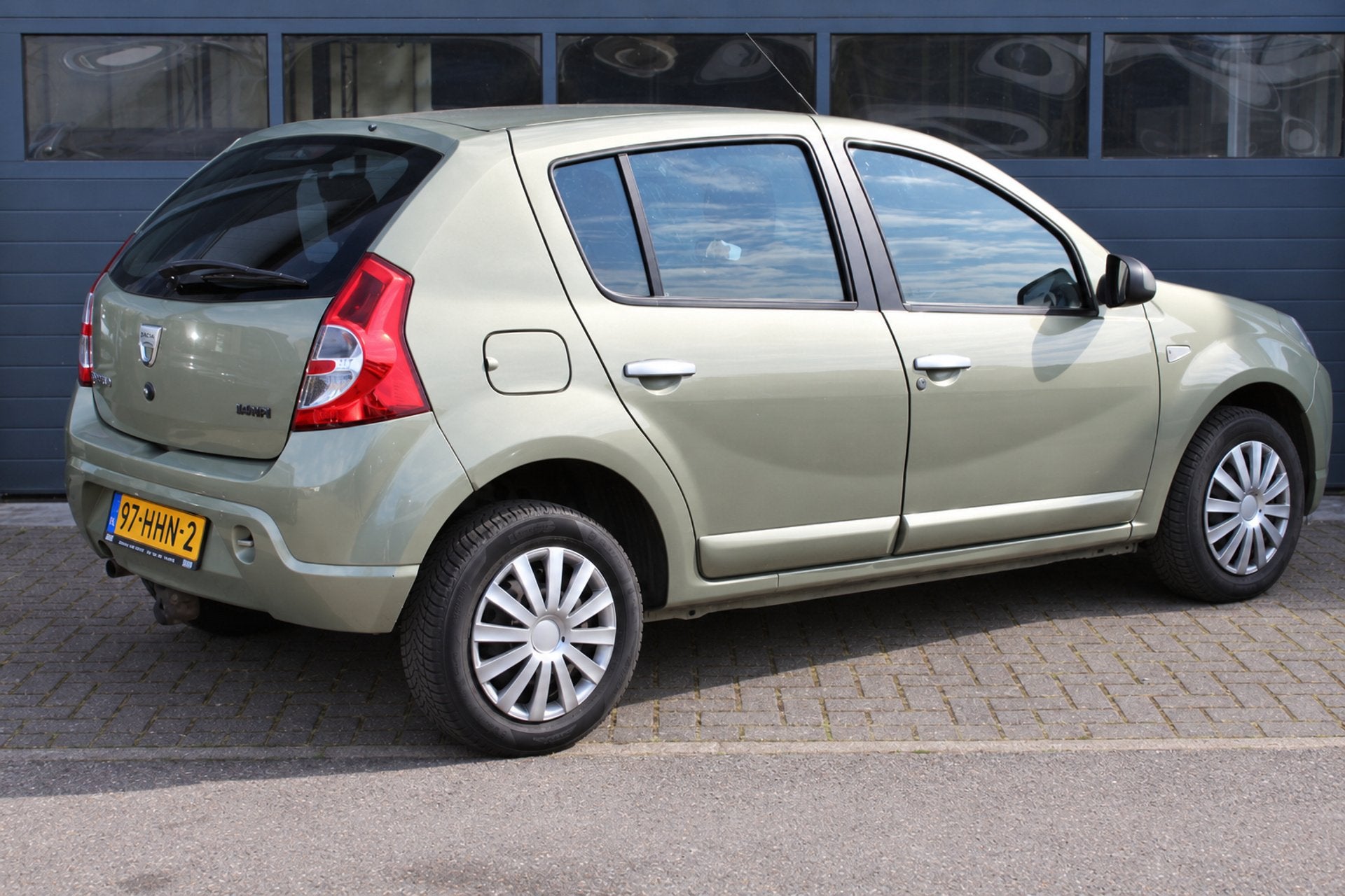 Dacia Sandero 1.6 Lauréate Airconditioning, Electr Pakket,, Auto's, Voorwielaandrijving, 1011 kg, 4 cilinders, Beige