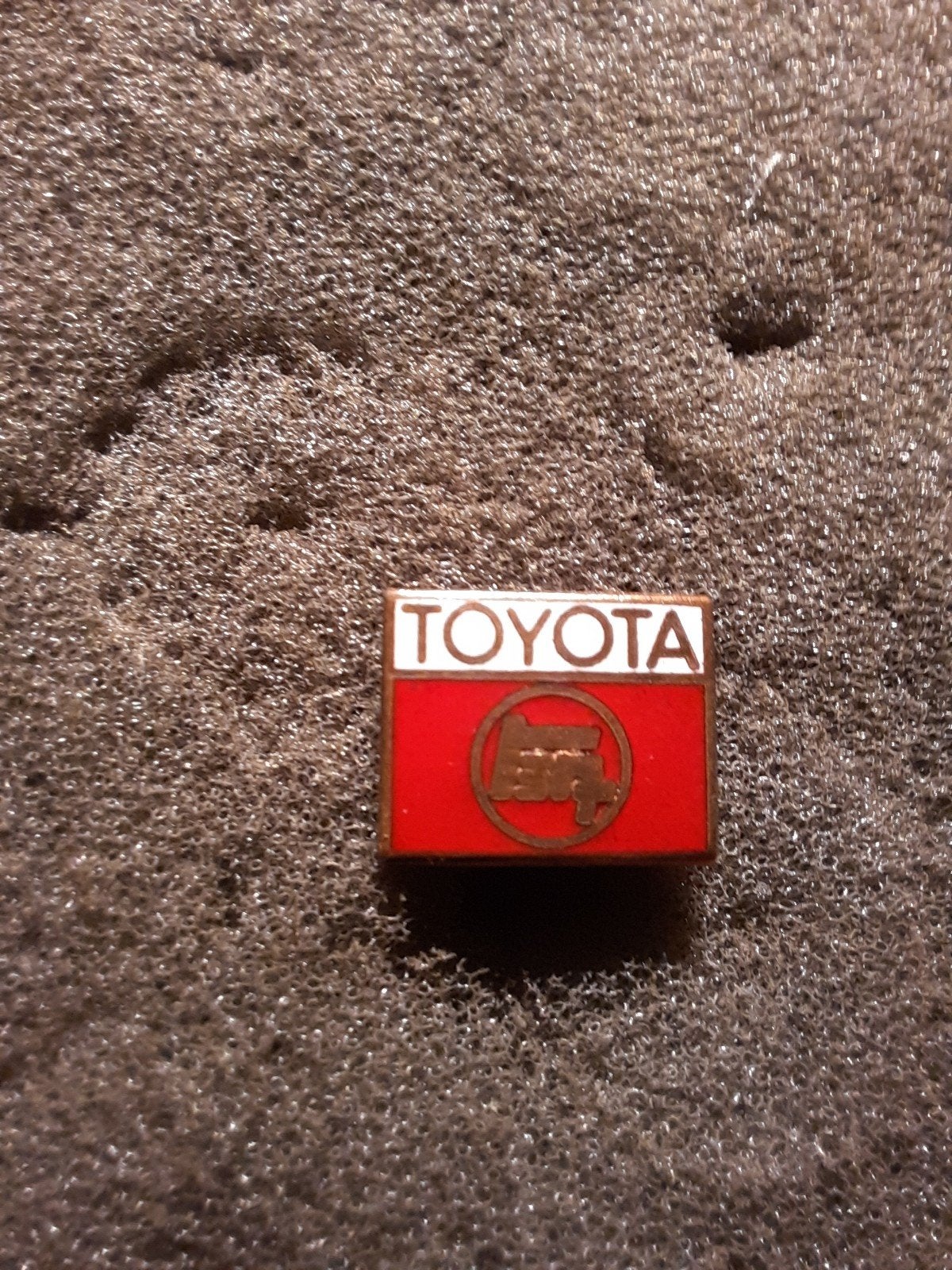 Toyota speldje emaille, Ophalen of Verzenden, Zo goed als nieuw, Transport, Speldje of Pin