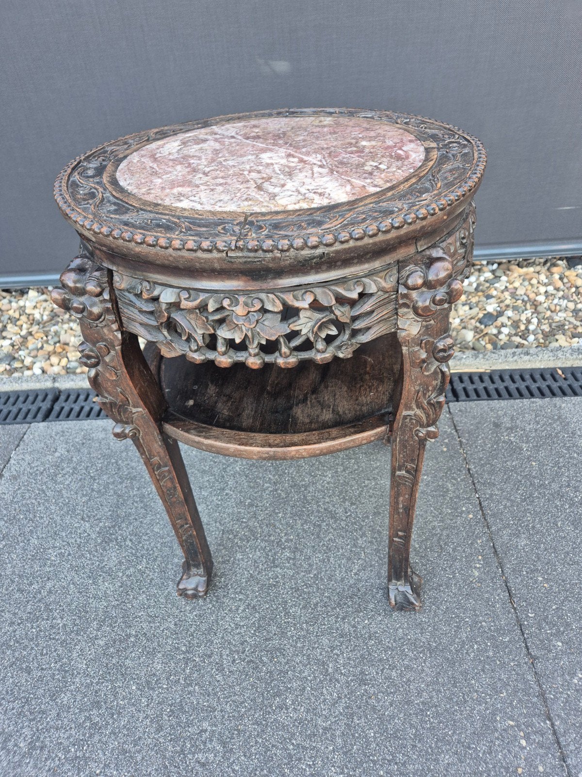 Antieke handgesneden houten tafel met marmeren blad, Ophalen of Verzenden